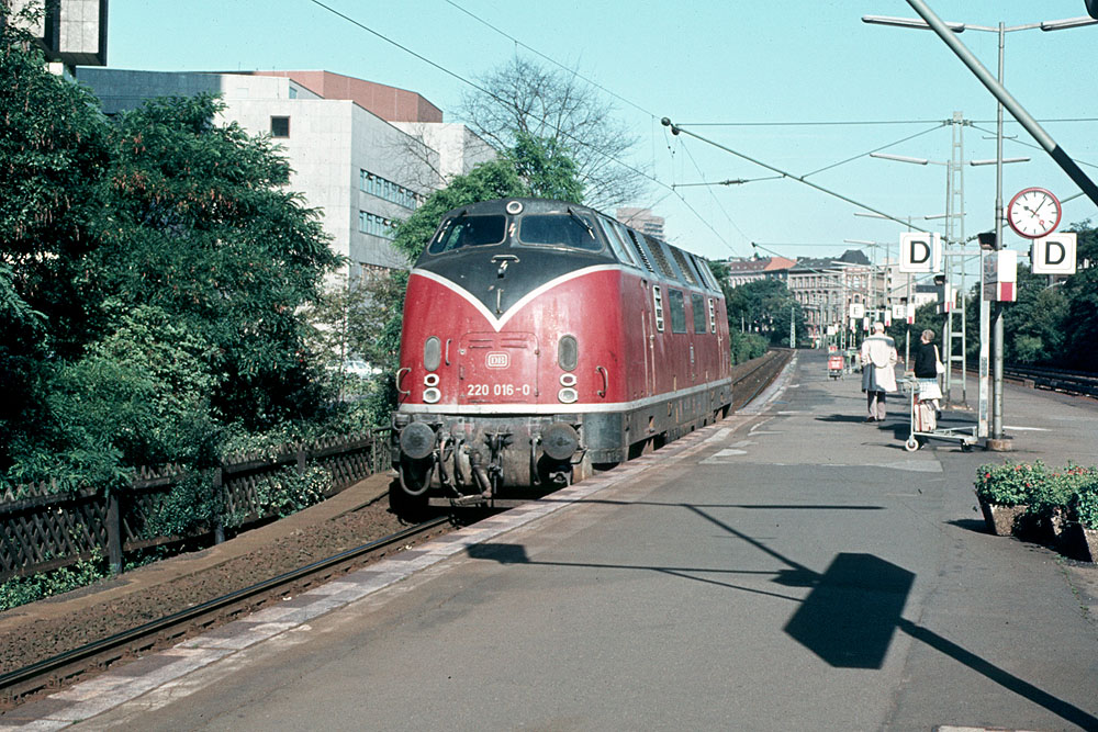 https://www.eisenbahnfotograf.de/datei/August 1981/1090227 DB 220016 Dammtor 28.8.81.jpg